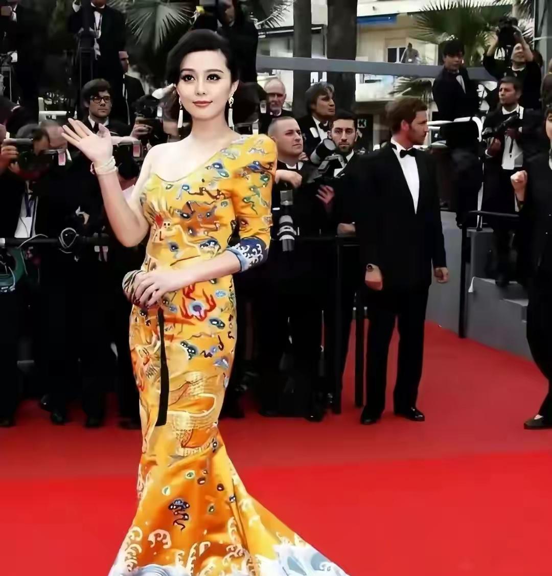 10位戛纳红毯上的国内女星：有人手握作品艳压，有人蹭拍走光出丑