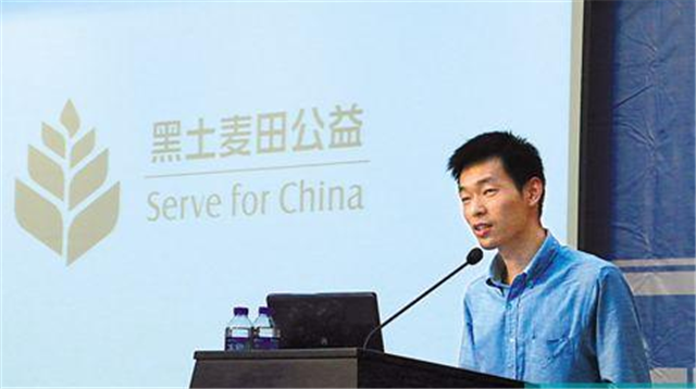 托福满分，耶鲁毕业生，年薪可达6位数，而他却选择在农村做村官