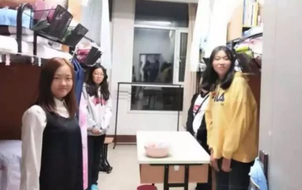 继张美玉之后，高校又出现“花臂男”嚣张查寝，进门要收学弟电脑