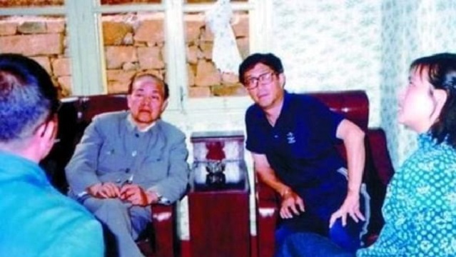 他是武警部队总政委，当过省委书记，娶元帅女儿为妻，妻子是将军