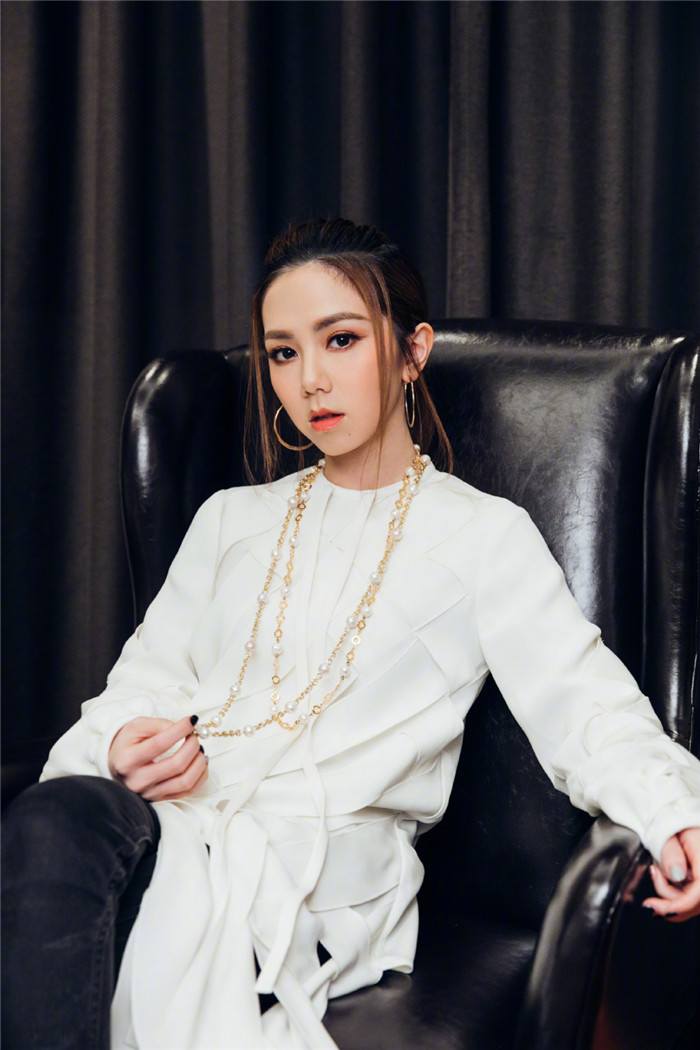 邓紫棋泳装照太可了!细腰蜜桃臀实力撩人,网友:人美歌甜