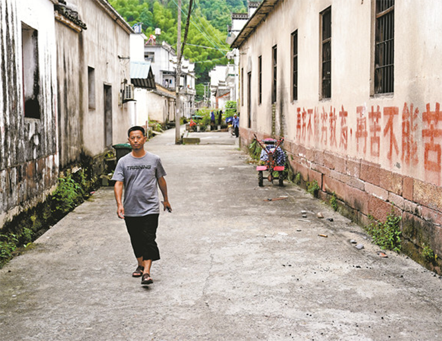 “兵王”王忠心：妻子“笑话”只长胡子不长职位，退役后过得如何