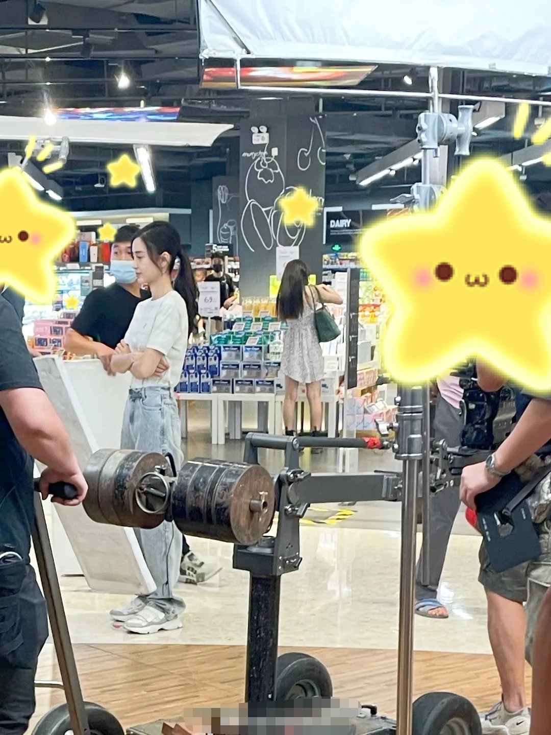 Angelababy超市拍戏被偶遇,休闲打扮超低调,瞪眼式表演遭吐槽