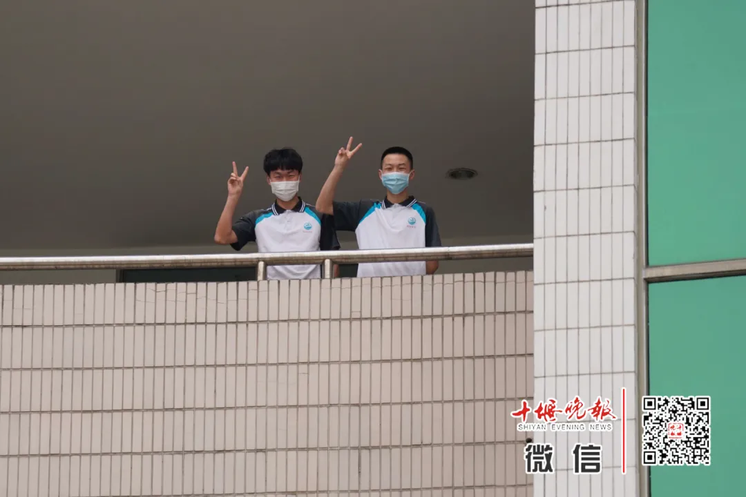 今天开学！刚刚在十堰这些学校拍下，这一幕等了太久