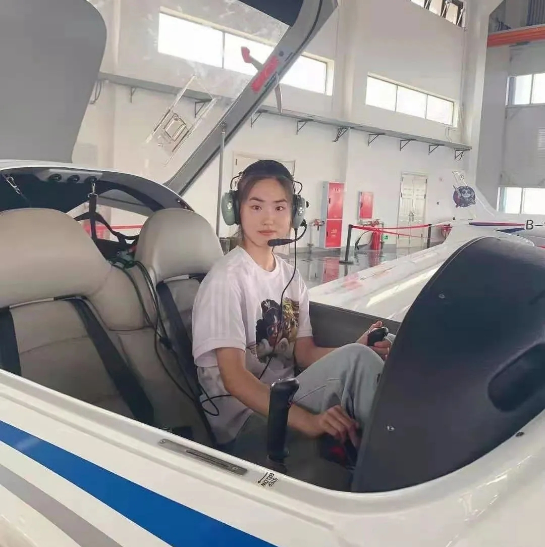 688分四川女孩不选清北，报考军校成为一名女飞行学员，让人羡慕