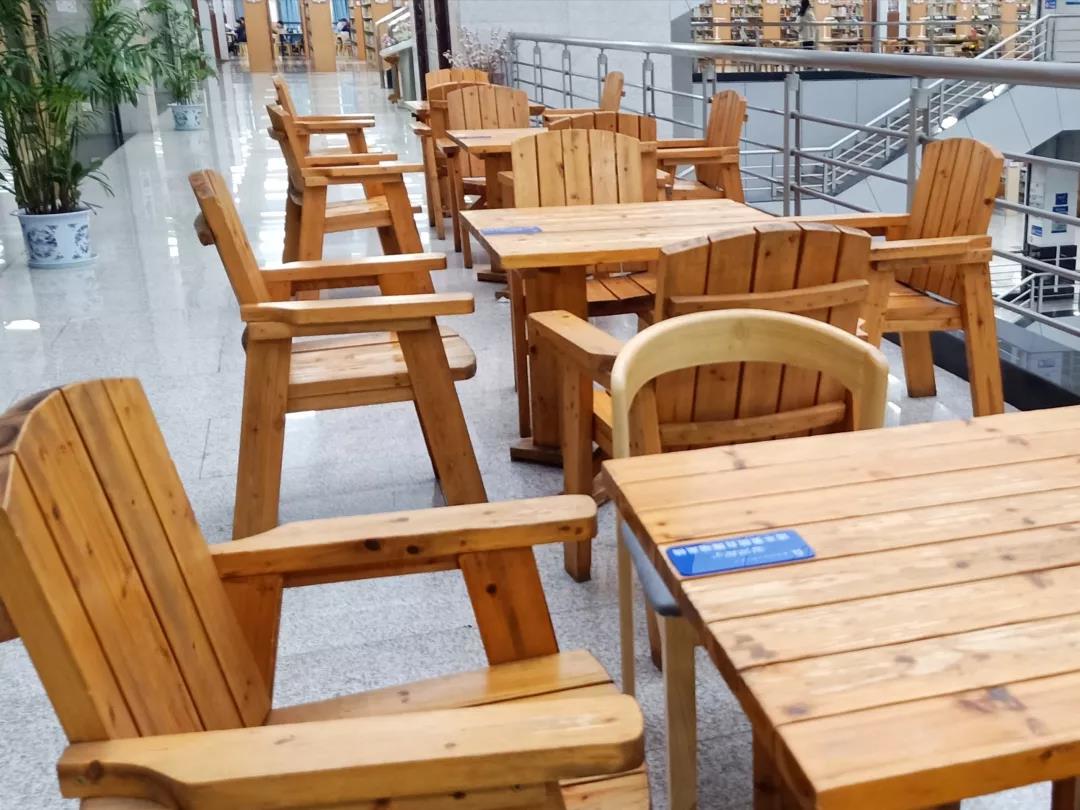 有这么好的图书馆太棒了吧！这样的图书馆给我来一打！