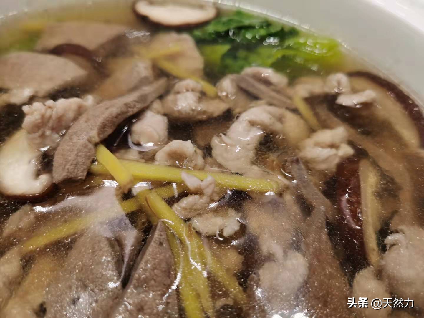 猪肝汤怎么做才好喝？掌握正确的方法，汤体清澈，猪肝滑嫩无腥味