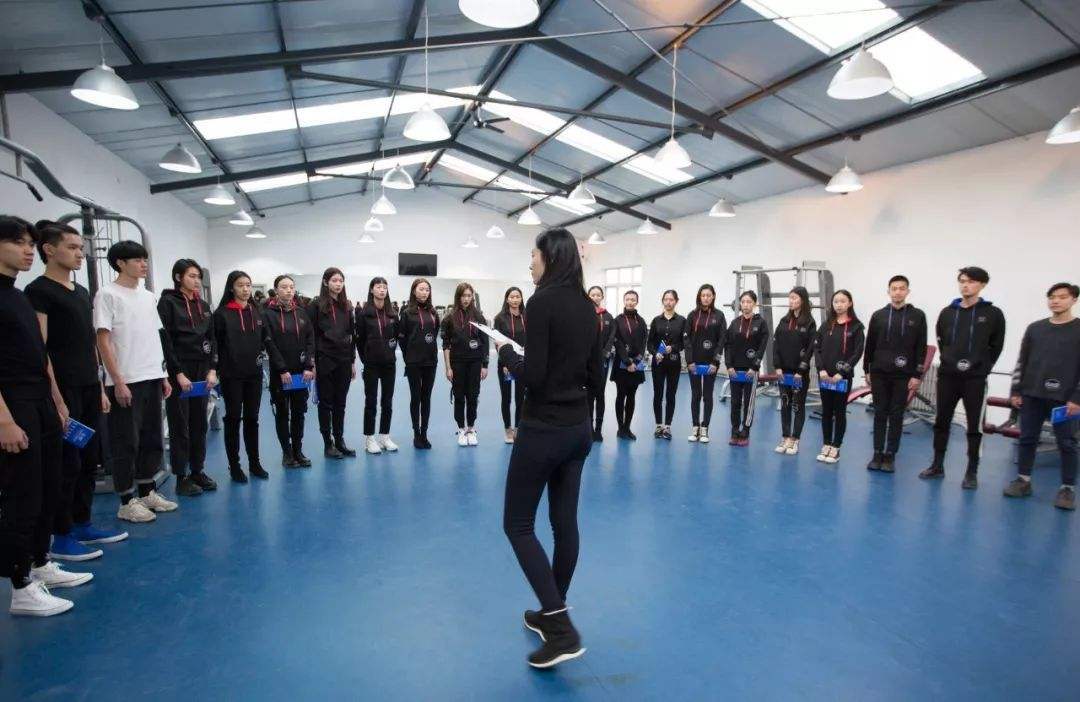 对于艺考生，服饰选择这么重要！尤其是播音主持，别一身黑出镜