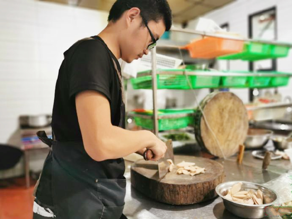 他高考前一天父亲去世，一家四口只剩自己，每天打工14小时攒学费