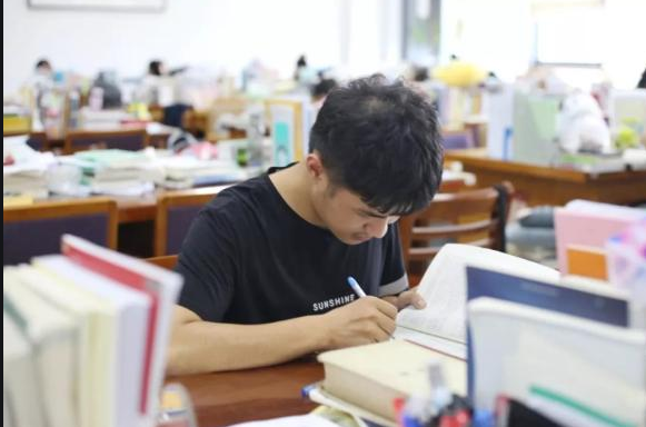 研究生“天价”学费专业曝光，最高费用60万，网友：贫穷限制想象