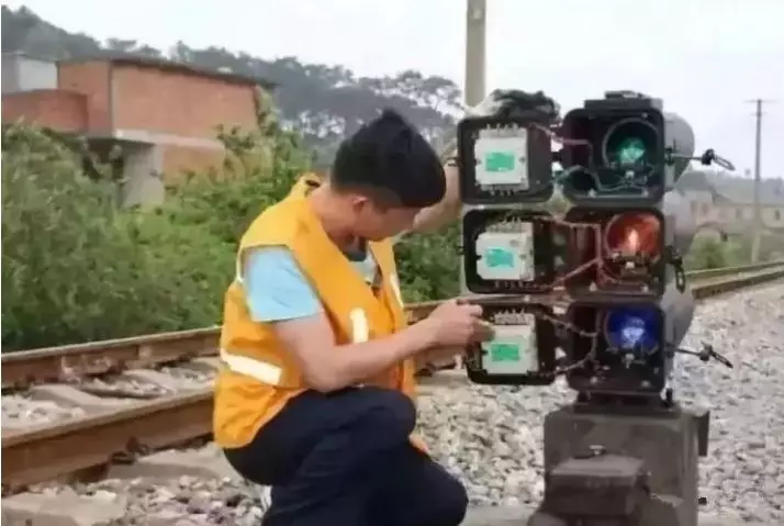 铁路在北票直招一批长期合同制：高铁乘务，铁路电工，铁路信号，火车司机等学员年龄17-25周岁，限招16名