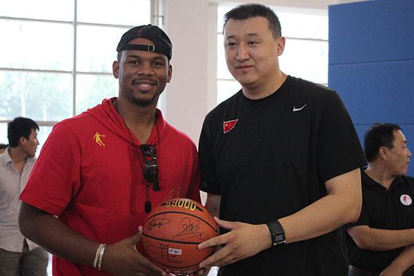 nba为什么称为波特兰监狱(NBA历史十大趣事：韦德把对手球鞋扔界外，姚明的西红柿梗成经典)