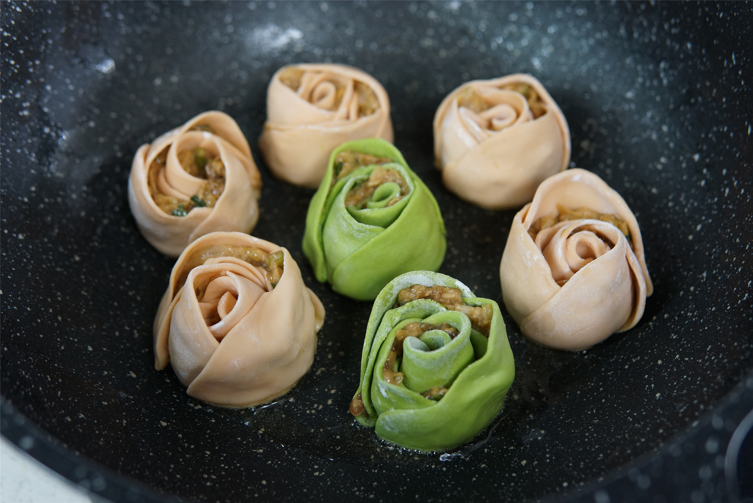 冬至包饺子时，顺手包几个“玫瑰花”，好吃又喜庆，很讨家人喜欢