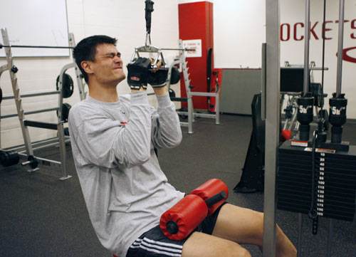 nba为什么只有姚明成功（NBA有那么多“巨人”，为何只有姚明成功了？自然生长+勤奋+情商）