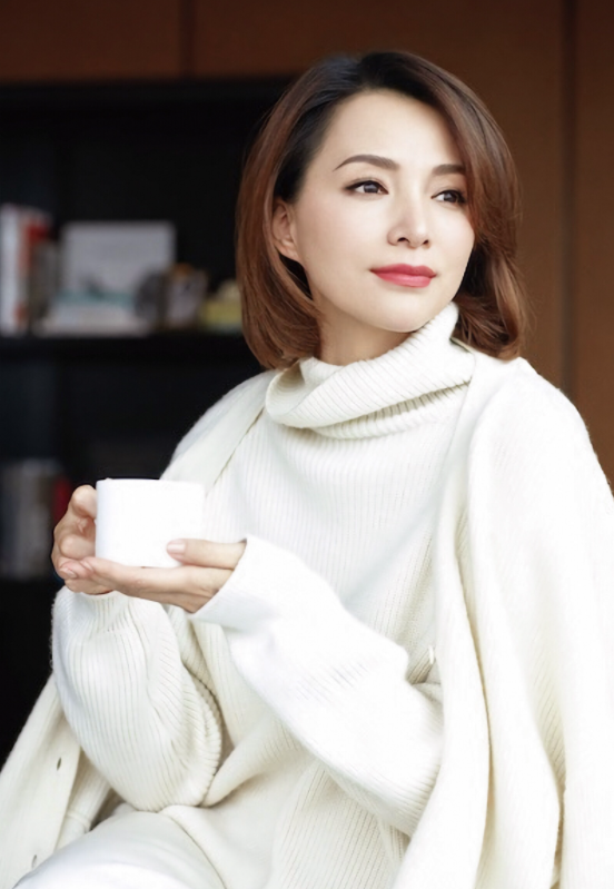 “央视一姐”董卿：连续主持13届春晚，却因赴美生子惨遭网友痛骂