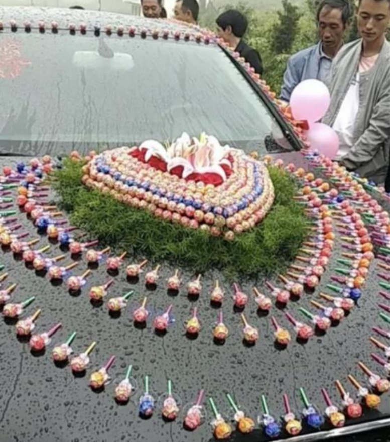 80多万的路虎婚车，车上挂满棒棒糖，网友：新娘子是个吃货