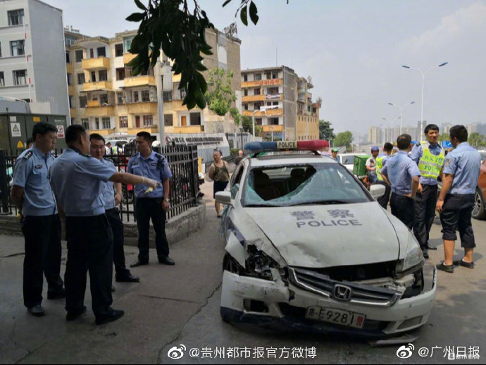 贵州一男子持刀抢走警车，警方设卡拦截警车被撞烂