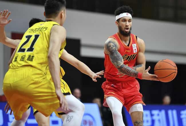 为什么nba教练不骂人(CBA教练高压好OR儒帅好 深圳主帅：不骂人不代表不严)