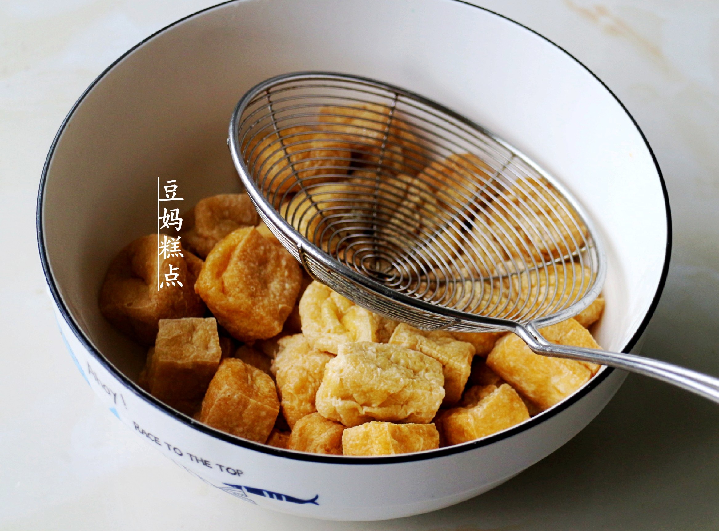 青椒素炒豆腐泡，简单几步，入味足还很下饭
