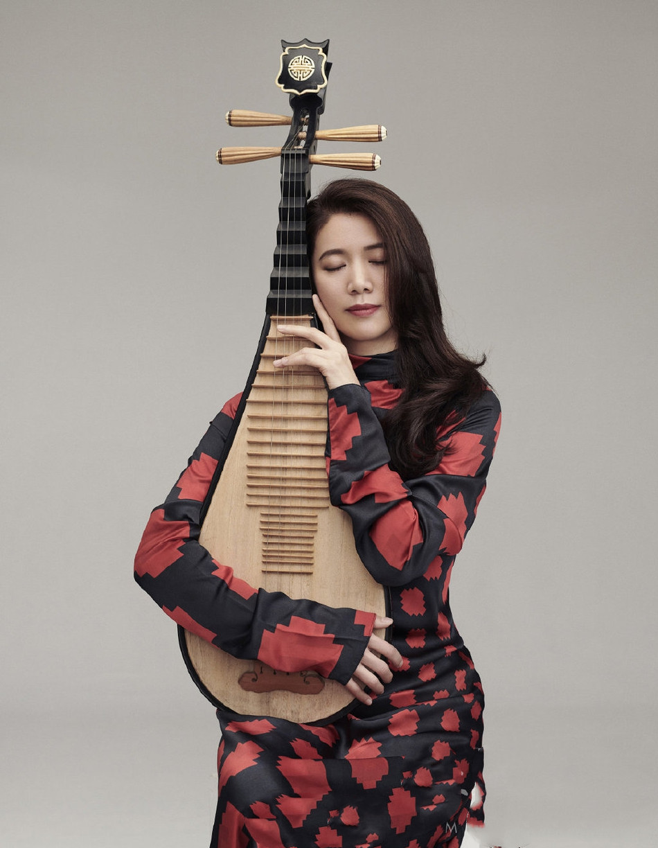 袁咏仪大片曝光,一袭印花裙犹抱琵琶温柔如水,48岁的脸美得舒服