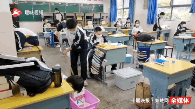 今天开学！刚刚在十堰这些学校拍下，这一幕等了太久