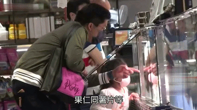 霍启刚抱四岁女儿买珠宝为晶晶庆生，两父女逛超市选购蛋糕白酒