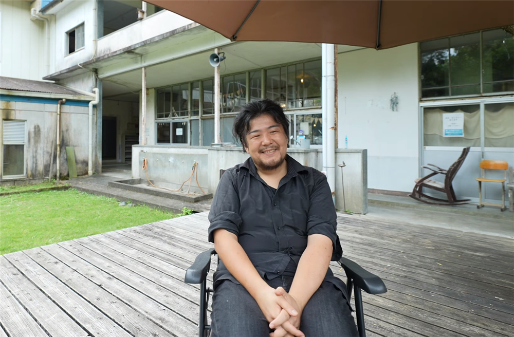 80后的他买下废弃学校，独居的日子一过就是7年，虽孤独却很自由