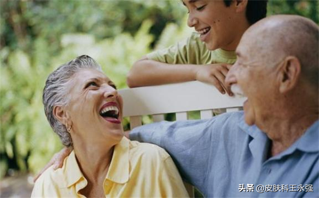 长了老年斑，有办法淡化吗？是否能彻底去除，皮肤科医生给你答案