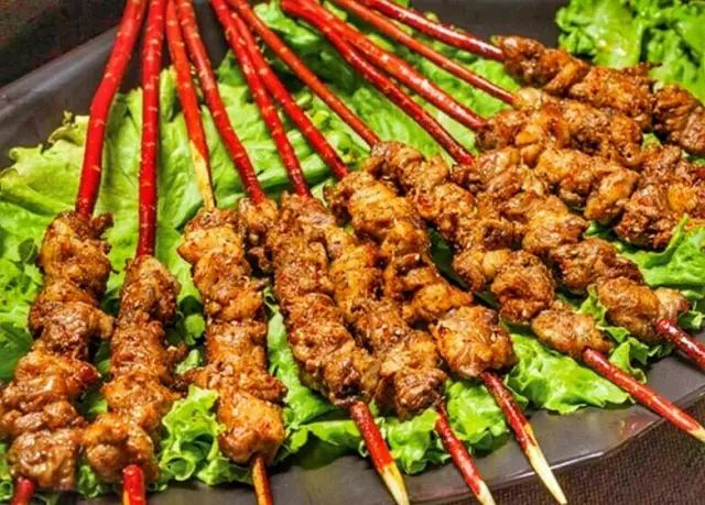 新疆必尝十大名菜：大盘鸡抓饭烤羊肉串手抓肉拌面馕包子烤全羊马肠子奶茶椒麻鸡