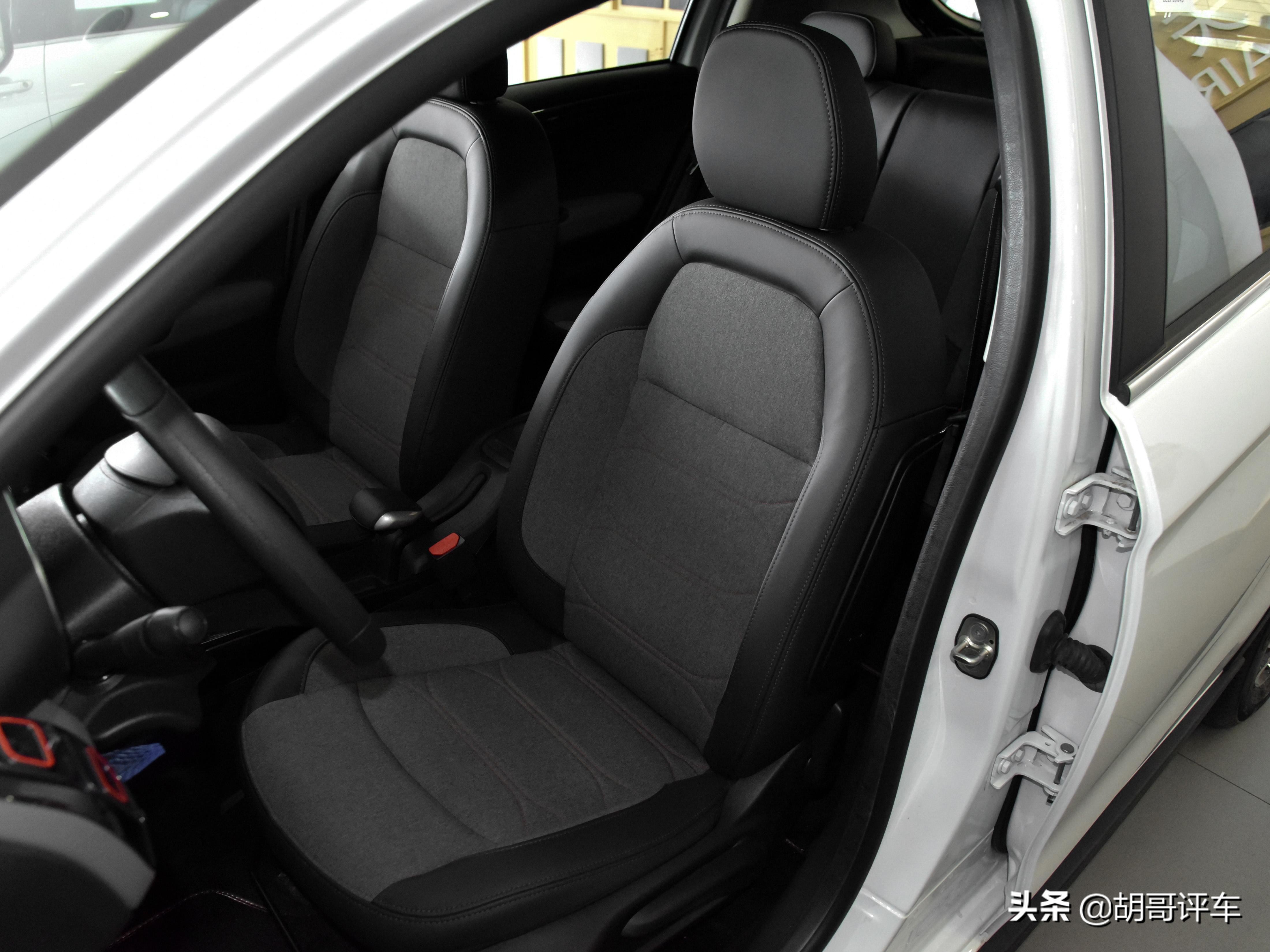 10万出头的合资SUV，外观好看空间不小油耗5.1L，实拍雪铁龙C3-XR