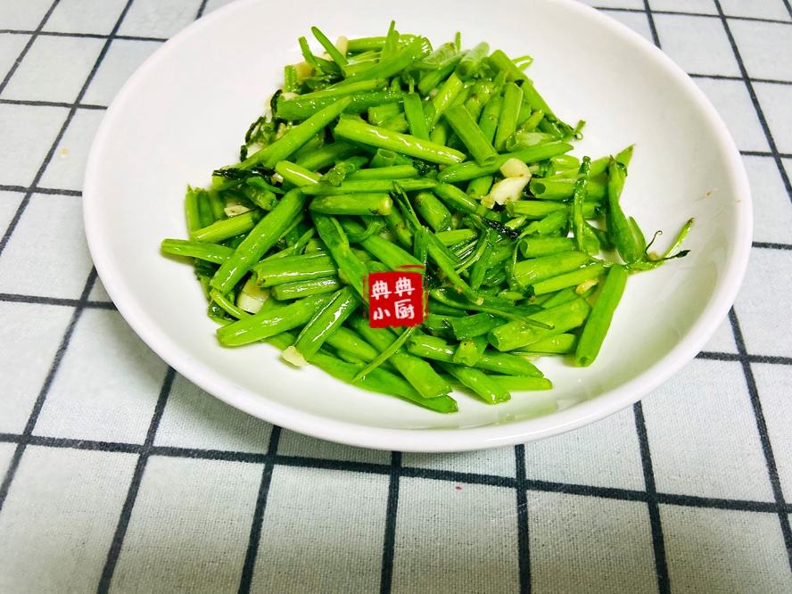 蒜泥空心菜的做法（蒜泥空心菜低脂美味超快手的时令菜）