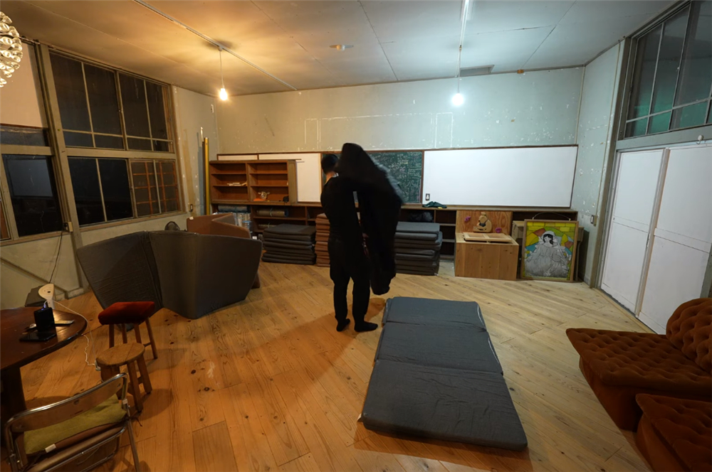 80后的他买下废弃学校，独居的日子一过就是7年，虽孤独却很自由