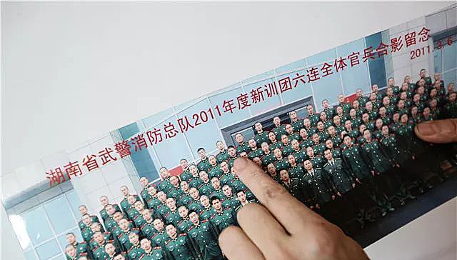 20岁兵哥哥救火牺牲，追思会万人自发送行，如今失独夫妻收获一女