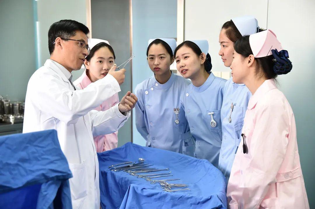 大学纷纷开办医学院，提升学校综合排名，院士却表示非常担忧