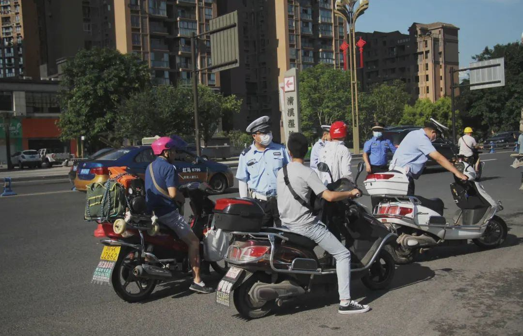 驾驶电动车到底要不要考驾驶证?还需要上牌吗?