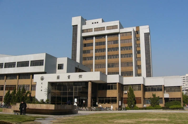 “三大顶流”师范大学，上海这所稳居第二，本科毕业就能落户上海