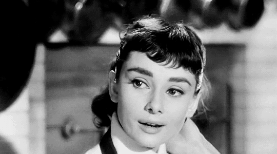 1954年的电影《龙凤配》中，赫本饰演了一个出身平凡的女孩儿