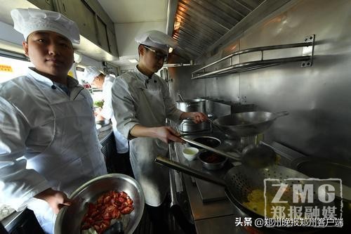 美味温暖回家路｜列车上4厨师一路做出500份盒饭百余份小炒……