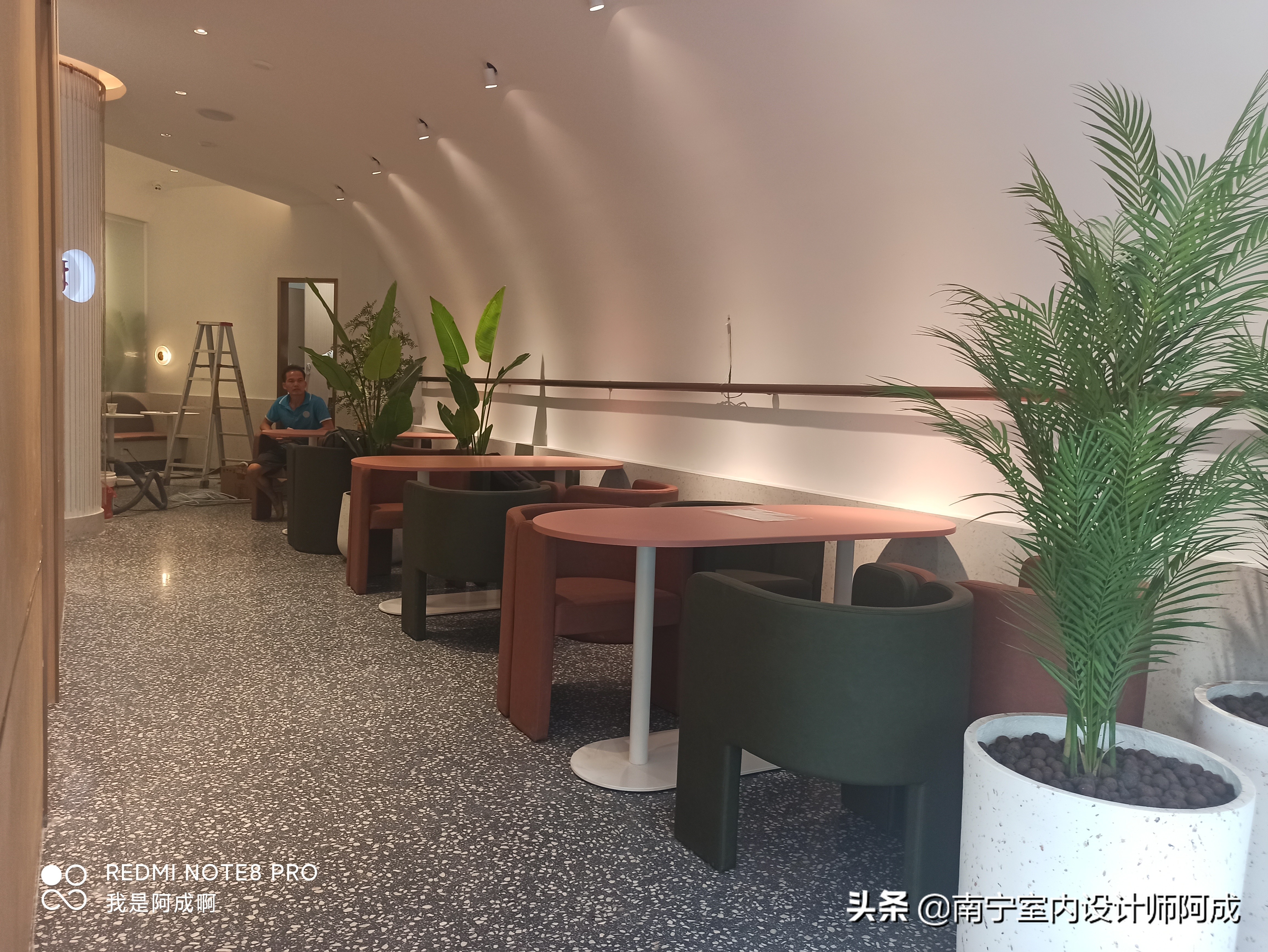 如果你有个异形结构店面，你会如何规划设计丨看看这家蛋糕店实景