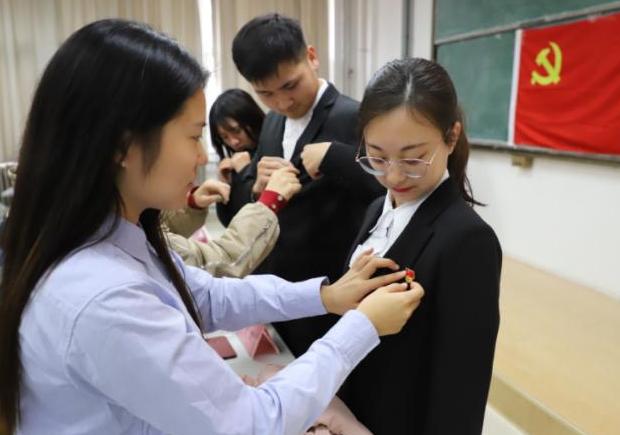 大学生“入党”谁能决定？这两个人起到主要作用，大一新生需了解