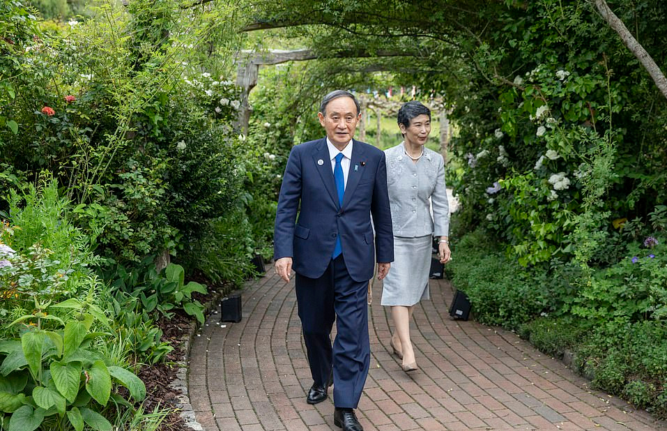 G7峰会日本第一夫人拘谨！月光白蕾丝套装好低调，东方气质最独特