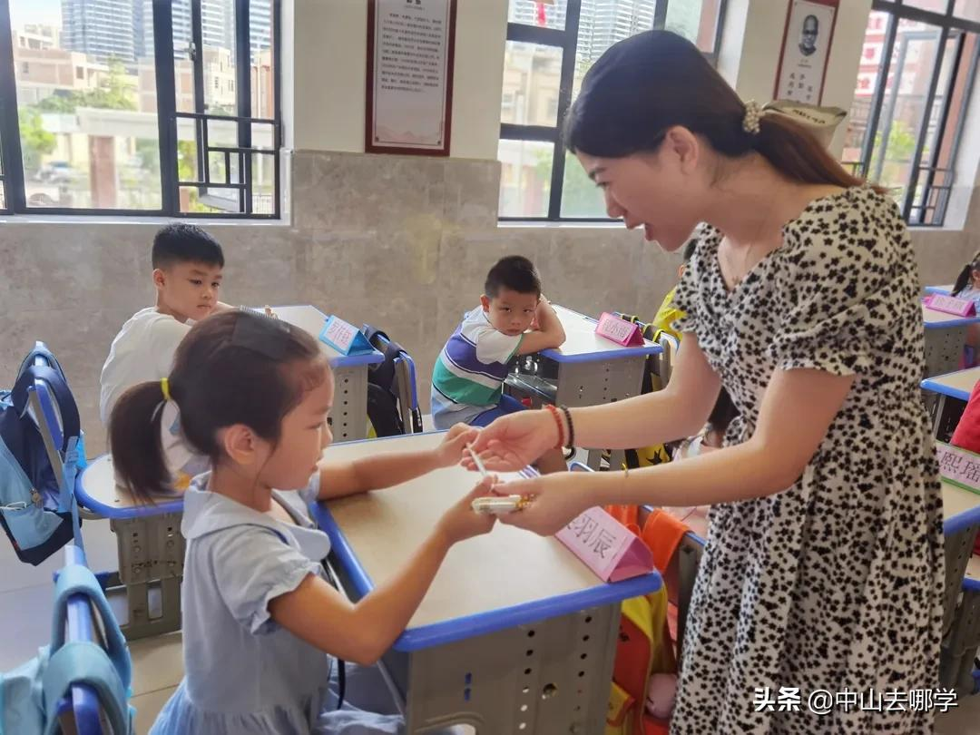 开学啦！现场多图预警：妈趴窗，爹爬墙，脸贴地！场面过于欢乐