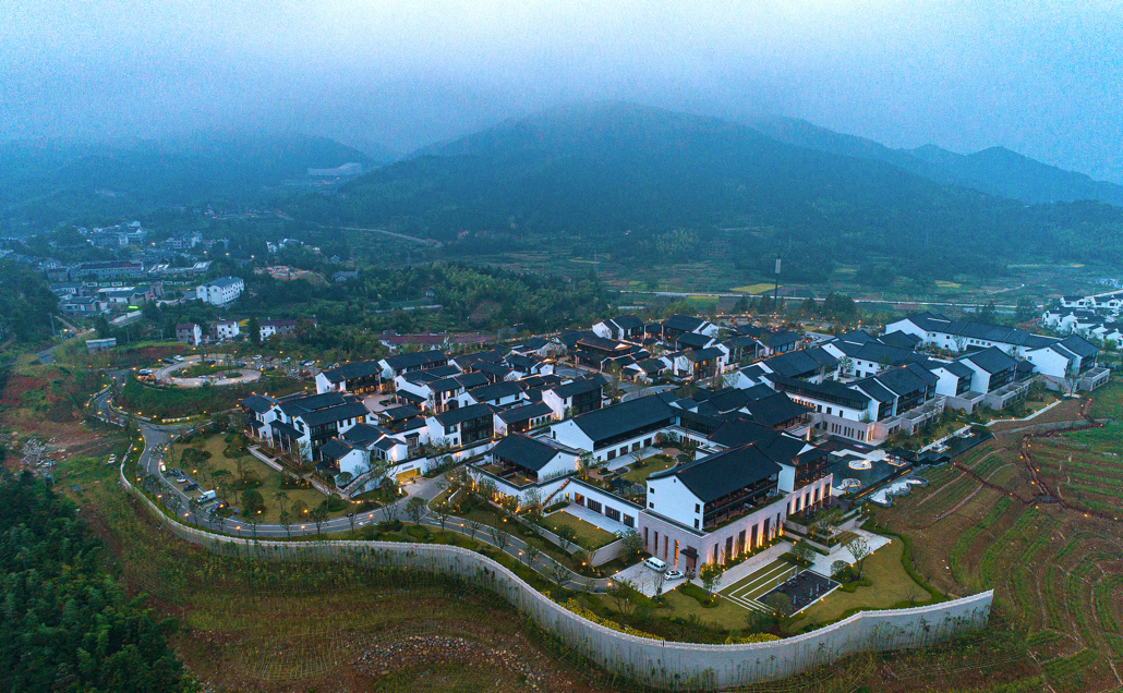 大陆首家星野开业！坐落800米云端小镇，中国版的“虹夕诺雅”