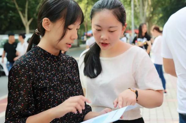 武汉各大院校现“天价学费”，学子们望而生畏，直呼承受不起