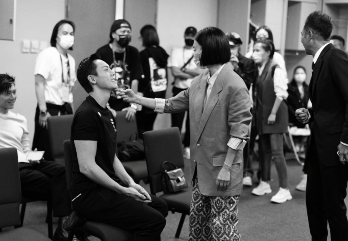 陈伟霆晒晚会后台照，被惠英红抬起下巴太羞涩，任达华气质像大佬