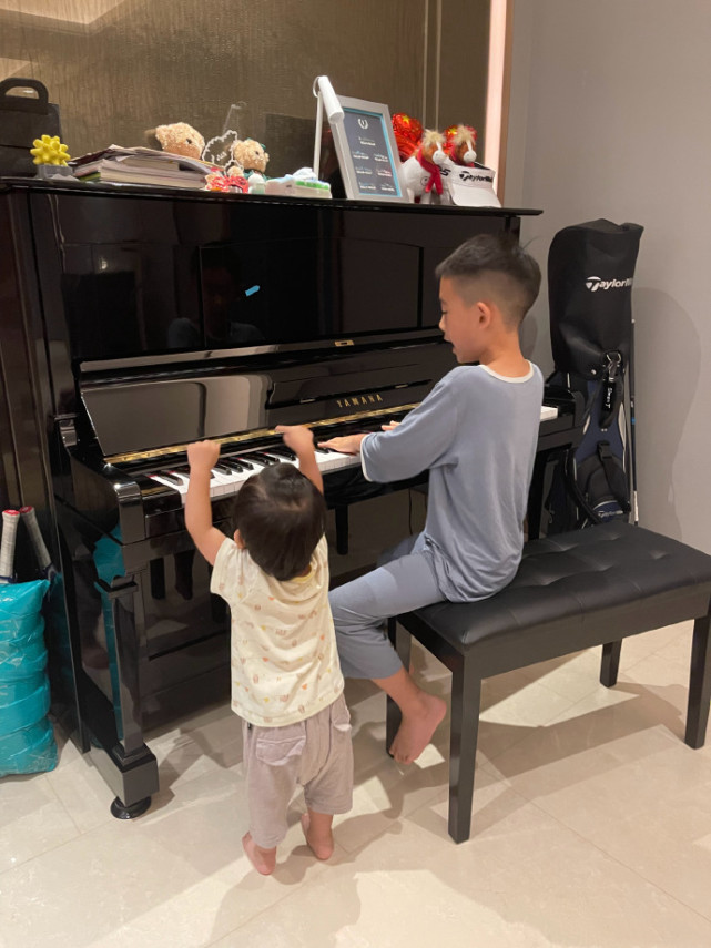 应采儿爸爸晒俩外孙近照，哥哥弹琴弟弟捣乱，“四手联弹”好有爱