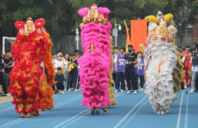 某高校运动会，4位女学生跳热舞，男生称动作不雅引发网友争议
