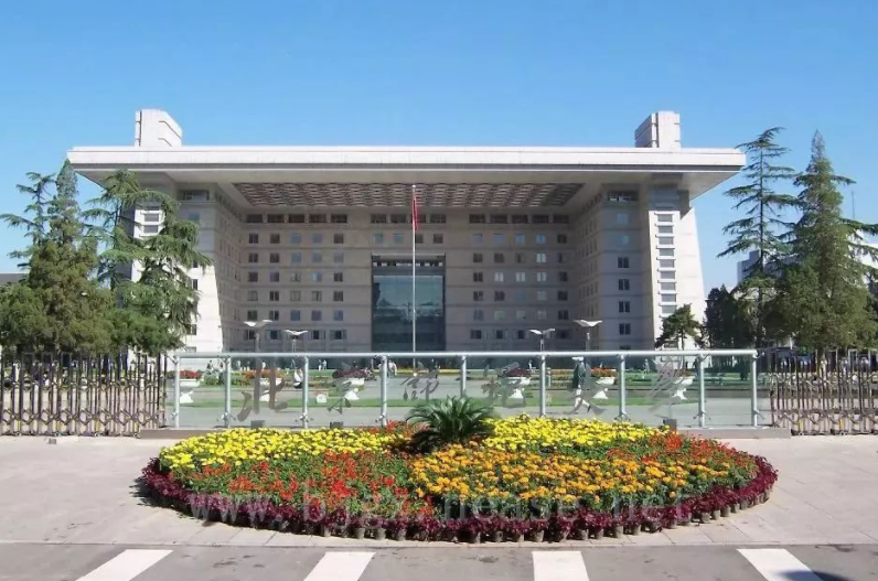 “三大顶流”师范大学，上海这所稳居第二，本科毕业就能落户上海