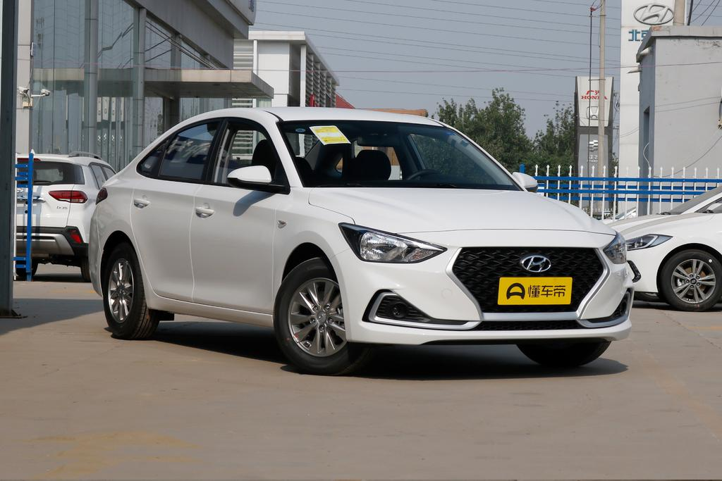 悦动：1.6L发动机，百公里油耗5.6L，价格适中