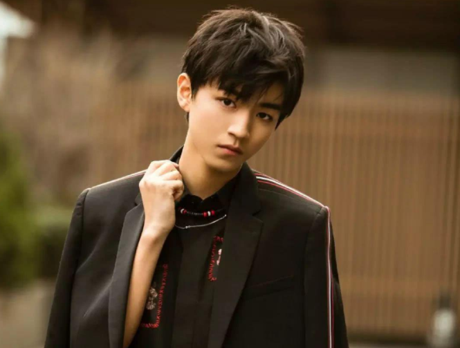 王俊凯大学英语成绩曝光，四六级高分通过，背后的原因值得深思